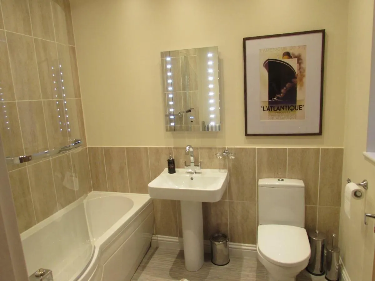 Exquisite Kings: Dual En-Suite Apartment Near Town & Transport Darlington